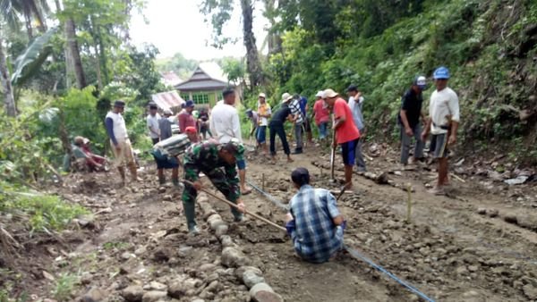 Babinsa Desa Gunturu Kodim 1411/Bulukumba Bersama Warga Gotong Royong Bangun Jalan Usaha Tani di Dusun Lembang Tumbu