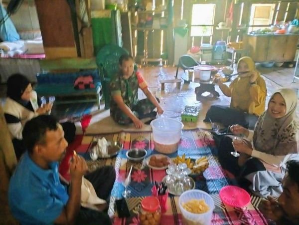 Babinsa Baru Koramil-03/Sinjai Tengah Kodim 1424/Sinjai Komsos Bersama Peternak Ayam Potong