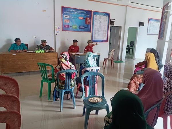 Babinsa Bontosinala Koramil-06/Sinjai Borong Kodim 1424/Sinjai Aktif Pendampingan Penyaluran Bantuan Cadangan Pangan