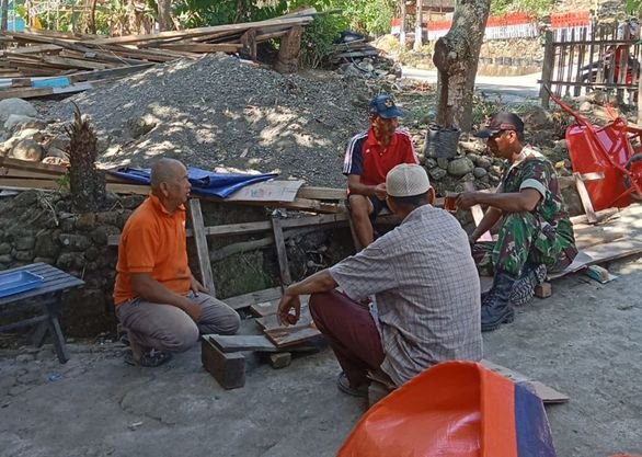 Babinsa Bontosalama Lakukan Komsos untuk Tingkatkan Kebersamaan dengan Warga