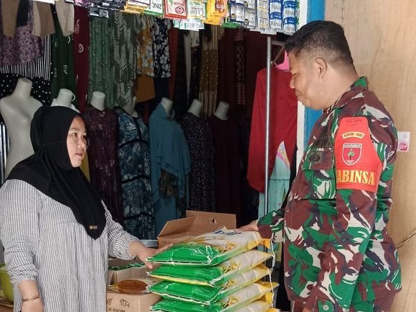 Babinsa Kodim 1401/Majene Pastikan Harga Stabil dan Pasokan Cukup untuk Natal dan Tahun Baru