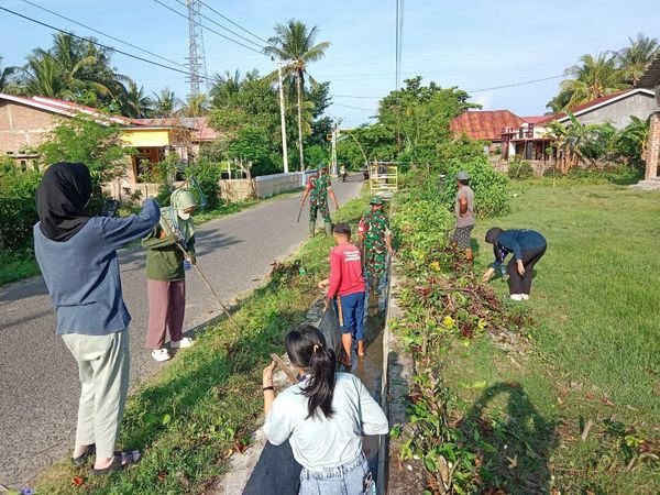 Kepedulian TNI pada Kebersihan Kodim 1401/Majene Bersama Warga Bersihkan Lingkungan