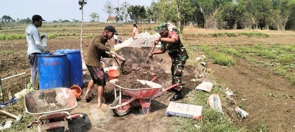 Babinsa Koramil 01/Blora Bantu Warga Bangun Saluran Air Irigasi