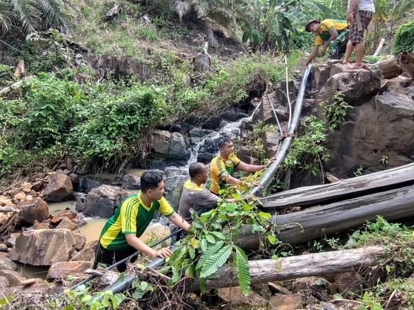 Kebersamaan di Perbatasan Satgas Pamtas Yonarmed 11 Kostrad dan Warga Perbaiki Saluran Pipa Air