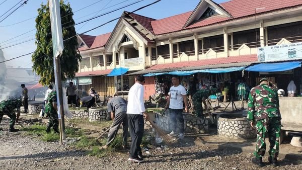 Wujud Kepedulian Terhadap Kebersihan Koramil 1409-08/Bontonompo Kembali Gelar Karya Bakti Pembersihan Pasar Tradisional