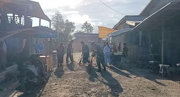 Ciptakan Suasana Nyaman Babinsa Koramil 1425-01/Binamu Bersama Warga Gotong Royong Pembersihan Pasar