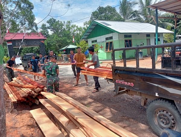 Bantu Tertibkan Pembalakan Liar Satgas Pamtas Yonif 144/JY Kerjasama Dengan Dinas Kehutanan Boven Digoel Amankan Kayu Ilegal Di Perbatasan