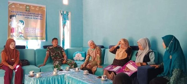 Babinsa Saotanre Koramil-03/Sinjai Tengah Kodim 1424/Sinjai Dampingi Nakes dalam Kegiatan Kelompok Kerja Penanganan Stunting