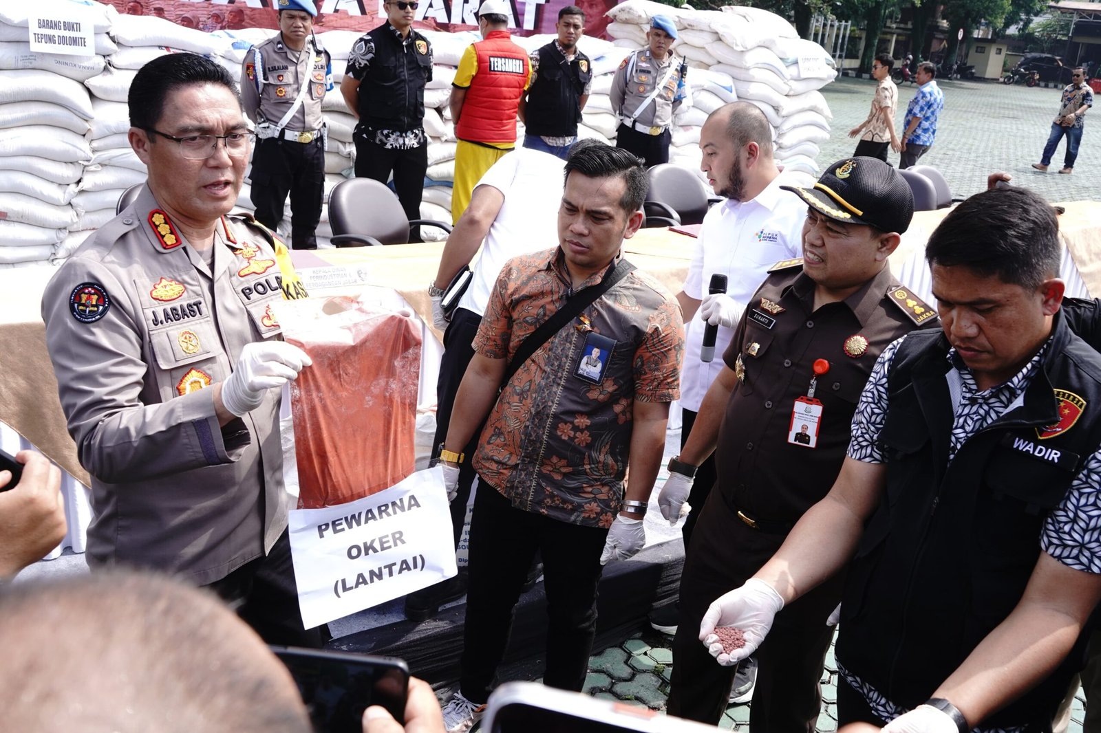 POLDA JABAR UNGKAP KASUS PEMALSUAN PUPUK DI CIPATAT BANDUNG BARAT