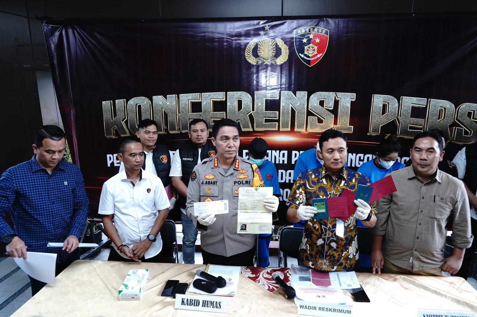 
Polda Jabar Ungkap Kasus Tindak Pidana Perdagangan Orang dan Pelanggaran Aturan Penempatan Pekerja Migran Indonesia Secara Tidak Prosedural