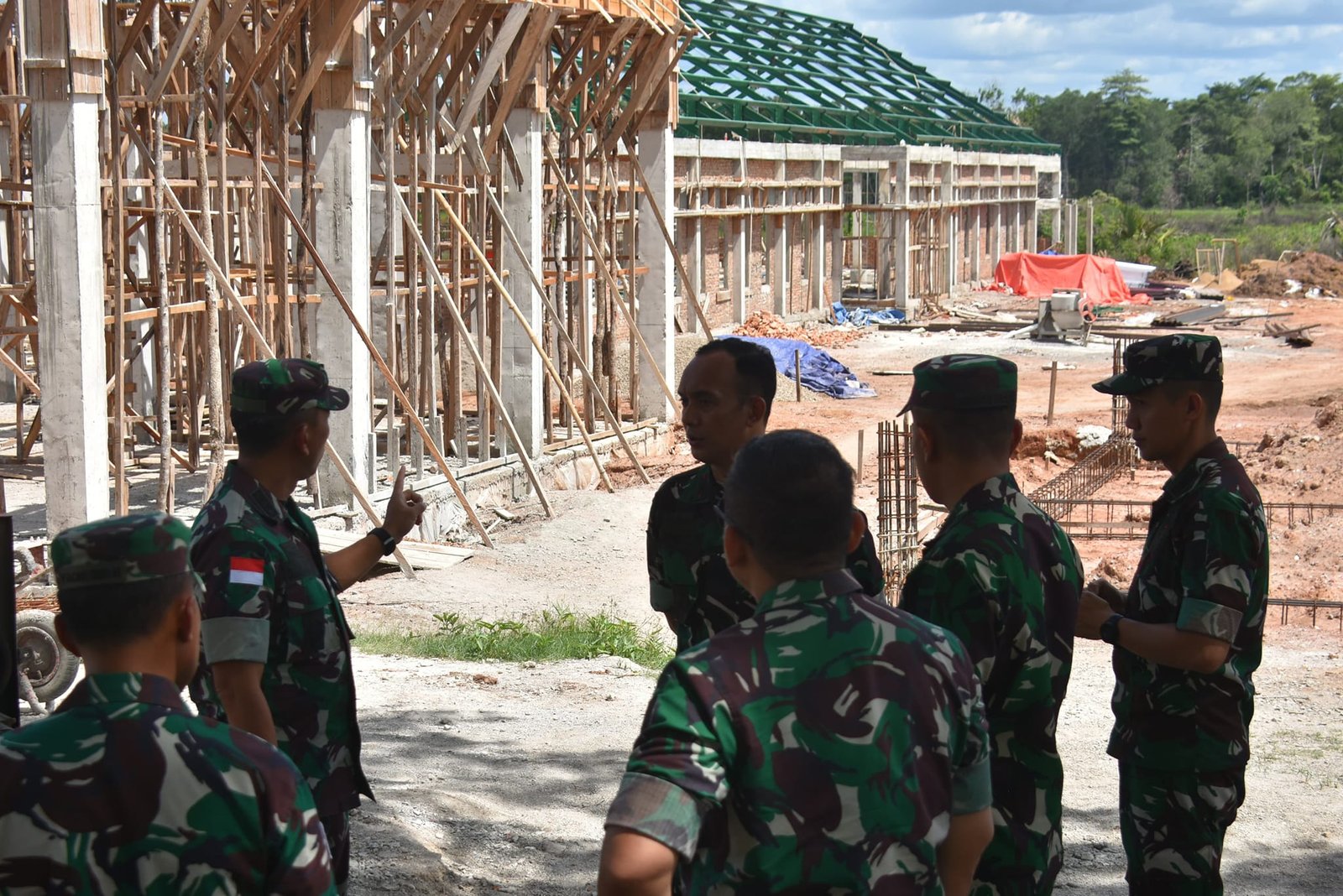 DANREM 174/ATW BERSAMA ASREN KASDAM XVII/CENDERAWASIH LAKSANAKAN PENINJAUAN LOKASI PERENCANAAN SATUAN BARU DI PAPUA TAHUN 2024