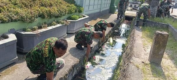 Pasiops Kodim 1420/Sidrap Luangkan Waktu untuk Jum'at bersih.