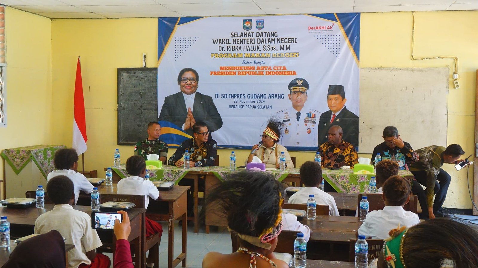 KASREM 174/ATW DAMPINGI WAMENDAGRI RI DALAM KEGIATAN BERI MAKAN BERGIZI KEPADA SISWA SISWI SD INPRES GUDANG ARANG