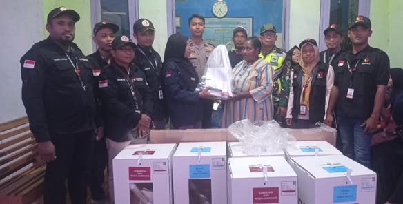 Babinsa Kodim 1802/Sorong Sukseskan Pendistribusian Logistic Pilkada Serentak Tahuan 2024