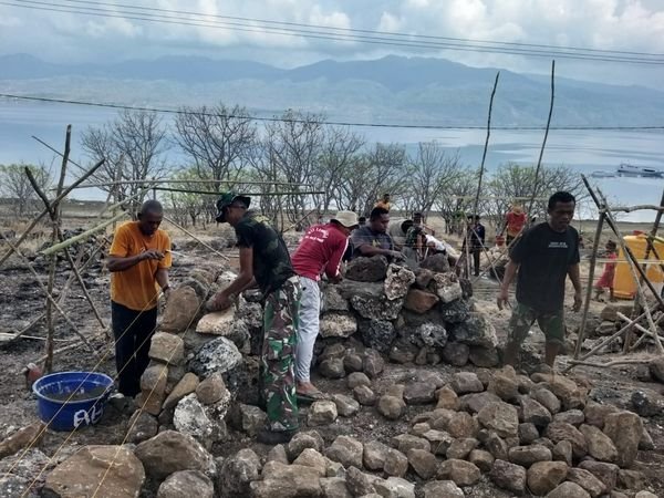 Tanamkan Jiwa Gotong Royong Babinsa Koramil 05/Solor Bantu Pembangunan Rumah Masyarakat. 