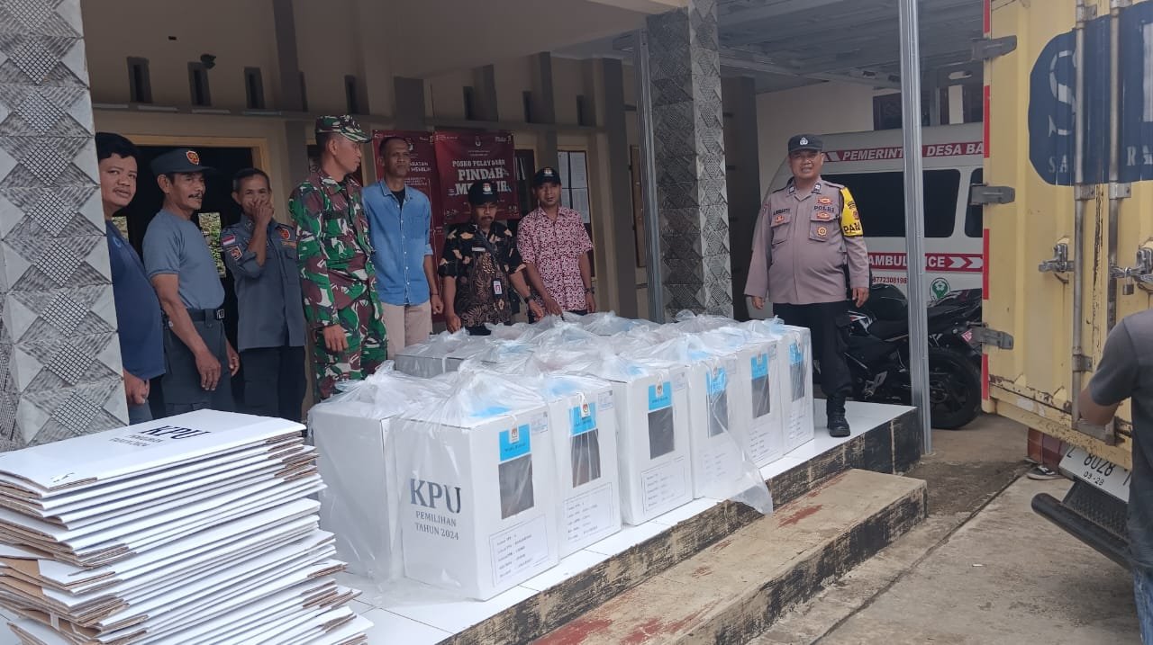 Polres Ciamis Pengamanan Penarikan Logistik Pilkada Tingkat PPS ke PPK di Kecamatan Cipaku