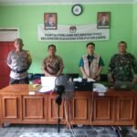 Polsek Sukasana Polres Ciamis Awasi Penarikan Logistik Pilkada Tingkat PPS ke PPK Sukadana