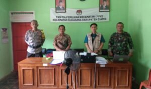 Polsek Sukasana Polres Ciamis Awasi Penarikan Logistik Pilkada Tingkat PPS ke PPK Sukadana Polsek Sukasana Polres Ciamis Awasi Penarikan Logistik Pilkada Tingkat PPS ke PPK Sukadana