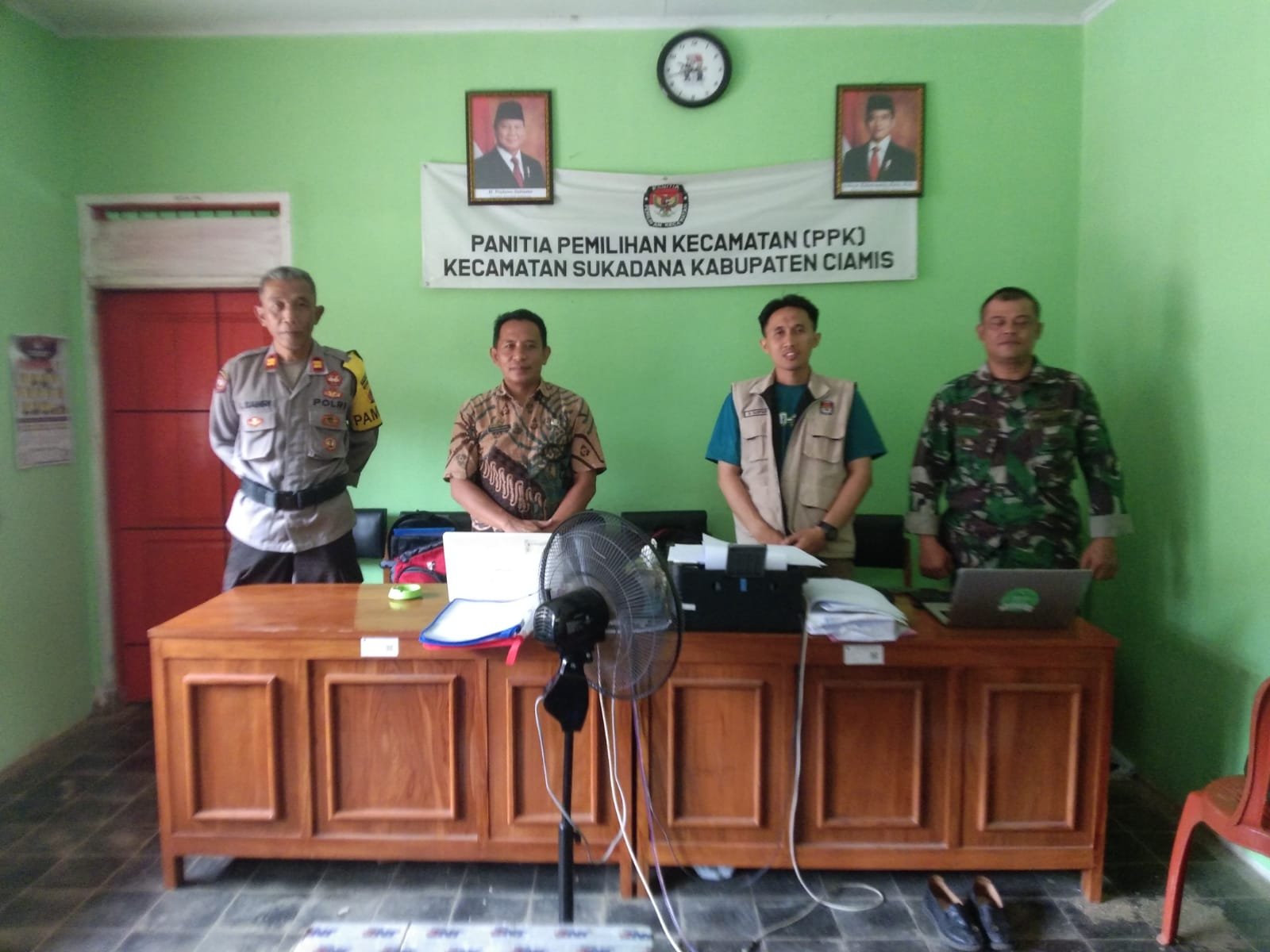 Polsek Sukasana Polres Ciamis Awasi Penarikan Logistik Pilkada Tingkat PPS ke PPK Sukadana