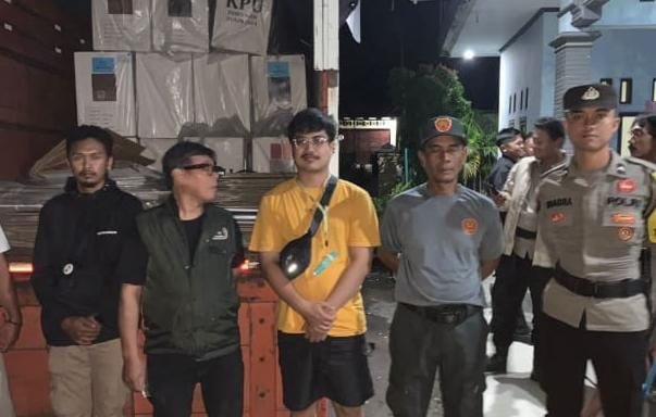 Sat Samapta Polres Ciamis Ikut Awasi Penarikan Logistik Pilkada Tingkat PPS ke PPK Lakbok