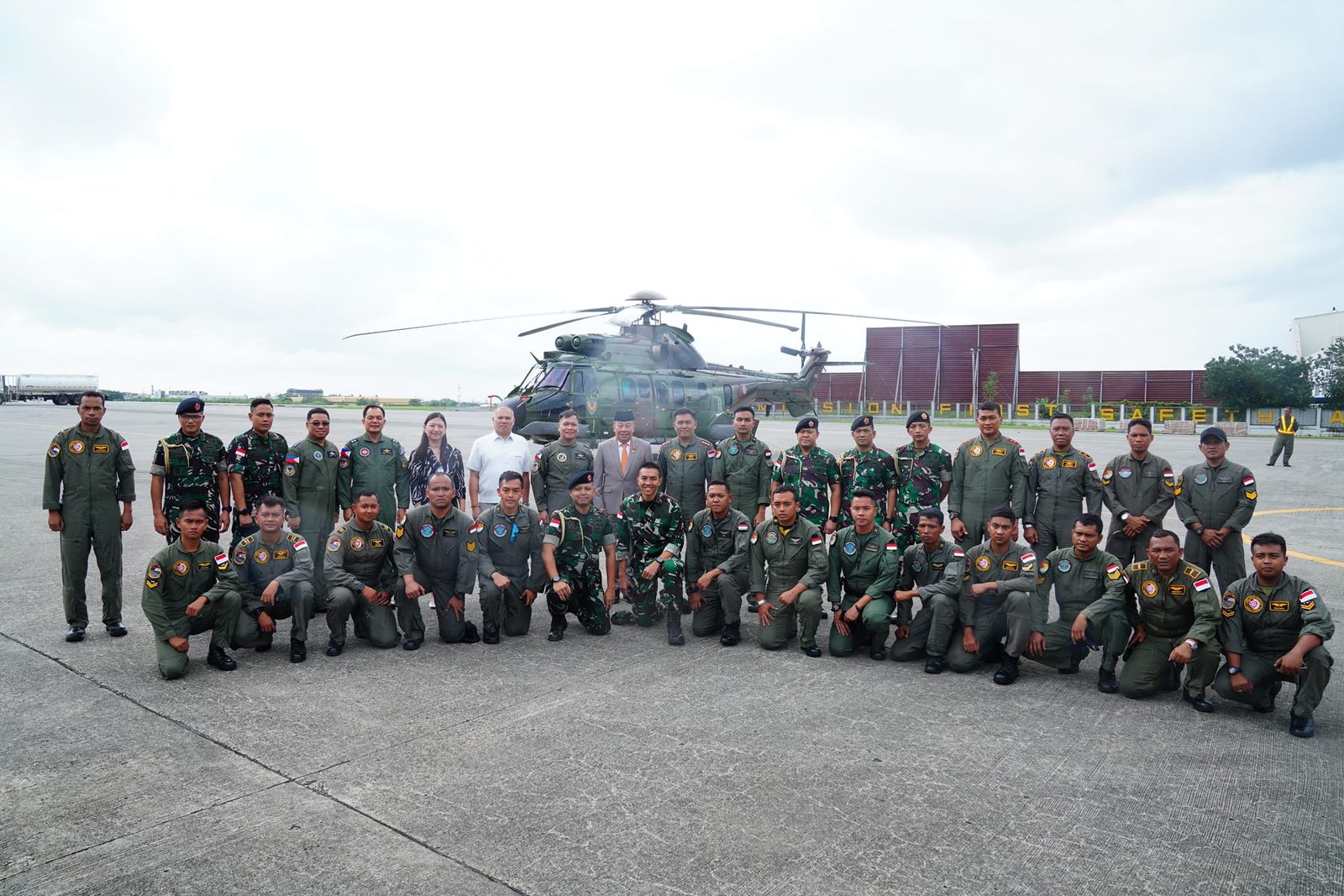 Bambang Wijonarko serta Kolonel Laut (P) Melodi menyambut hangat para personel TNI yang dipimpin Komandan Satgas Kolonel Pnb Asep Wahyu Wijaya, M.M.S.,.saat tiba di Bandara. Selanjutnya, Personel TNI mendapat Briefing langsung dari Athan dan staff PAF (Philippines Air Force) mengenai misi yang akan dijalankannya. Usai briefing para personel langsung bergegas memuat bantuan logistik masuk ke dua Helli. Distribusi dropping logistic dilaksanakan dengan Rute Vilamor-Naga. Pendistribusian bantuan tersebut dengan Helikopter MI-17 membawa air minum, sedangkan Helikopter