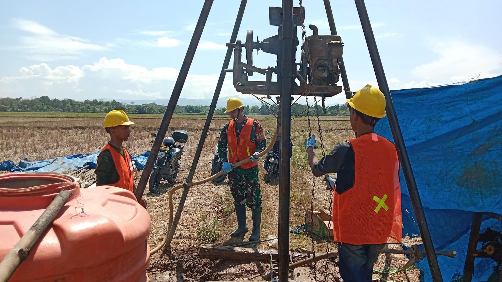 Babinsa Koramil 1426-01/Polut Lakukan Pendampingan Kelompok Tani Dalam Pembuatan Sumur Bor