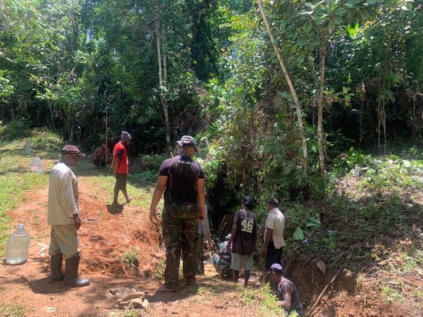 Menjadi Hambatan Saat Hujan, Satgas Yonif 144/JY Lakukan Pembersihan Saluran Air Bersih Bersama Warga