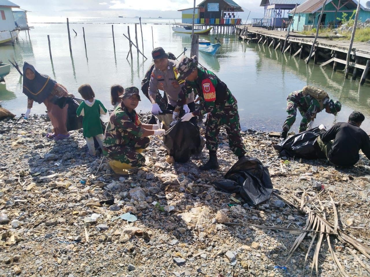 Jaga Kebersihan Pesisir Pantai Babinsa Koramil 1417-10/Moramo Gelar Karya Bakti Di Desa Wawatu