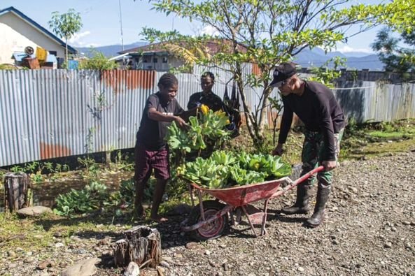 Kepedulian Satgas Yonif 503 Kostrad Bersihkan Tempat Ibadah