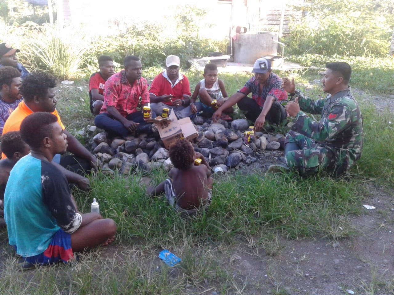 Melalui Monitoring Wilayah Babinsa Sidey Saling Bertukar Informasi Dengan Warganya