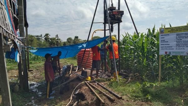 Koramil 1426-01/Polut Kodim 1426 Takalar Bersama Kelompok Tani Kerja Bakti Dalam Pembuatan Sumur Bor