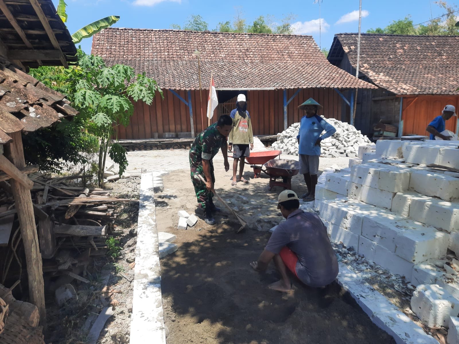 Manunggal Bersama Masyarakat Babinsa Bangun Jalan Penghubung Antar Dukuh