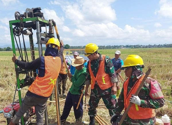 Babinsa Kodim 1404/Pinrang Pantau Warga Dalam Pembuatan Sumur Bor Di Sawah