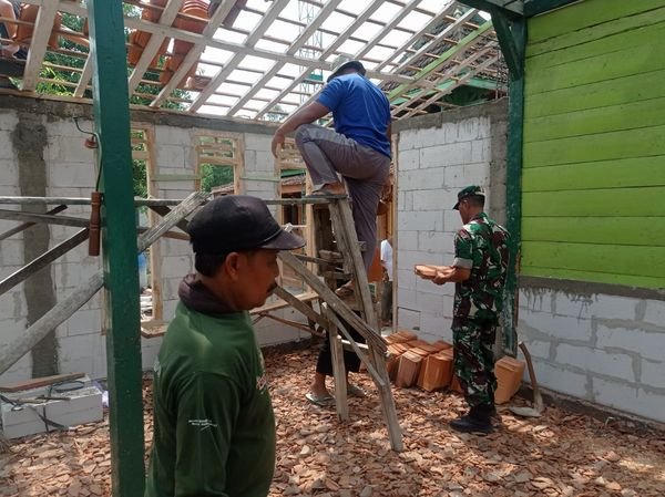 Babinsa Semawur Gotong Royong Bantu Renovasi Rumah Warga