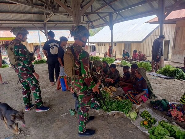 Rosita Satgas Yonif 323 Kostrad Bantu Ekonomi Masyarakat Sinak