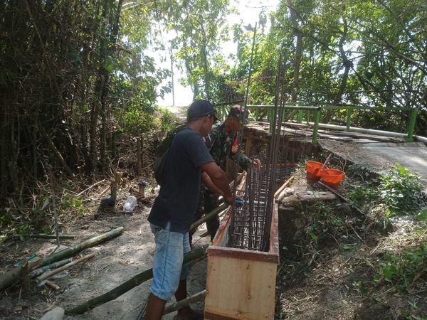 Babinsa Koramil 08/Kedungtuban Bantu Warga Bangun Jembatan