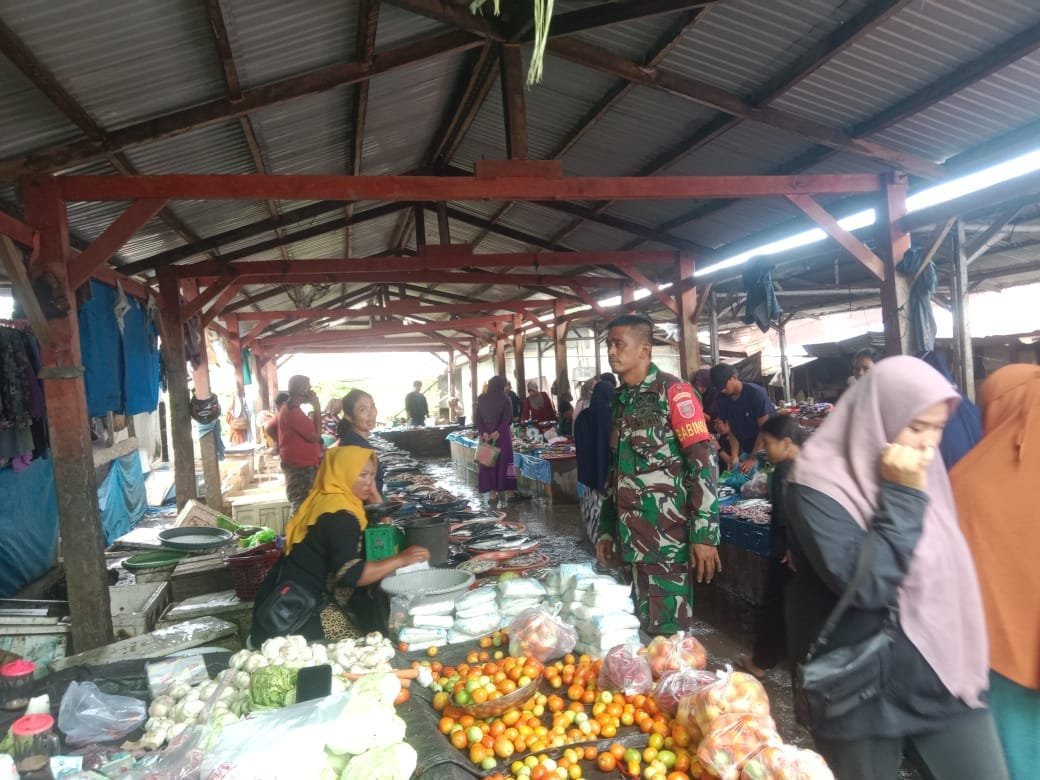 Pastikan Stabilitas Harga Bahan Pokok Babinsa Koramil 1427-03/Baras Pantau Harga di Pasar