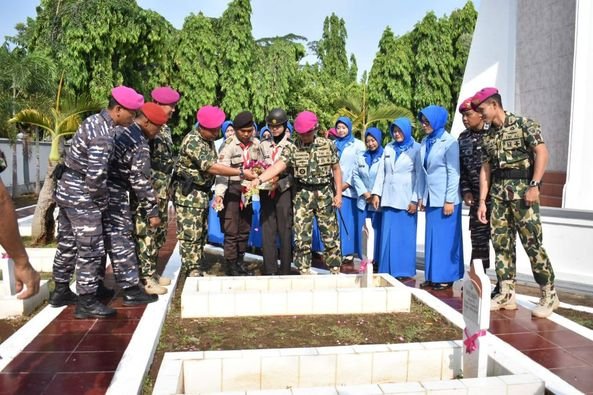 Menjelang Peringatan HUT Ke-79 Korps Marinir Prajurit Menbanpur 2 Marinir Ziarah ke TMP Batang