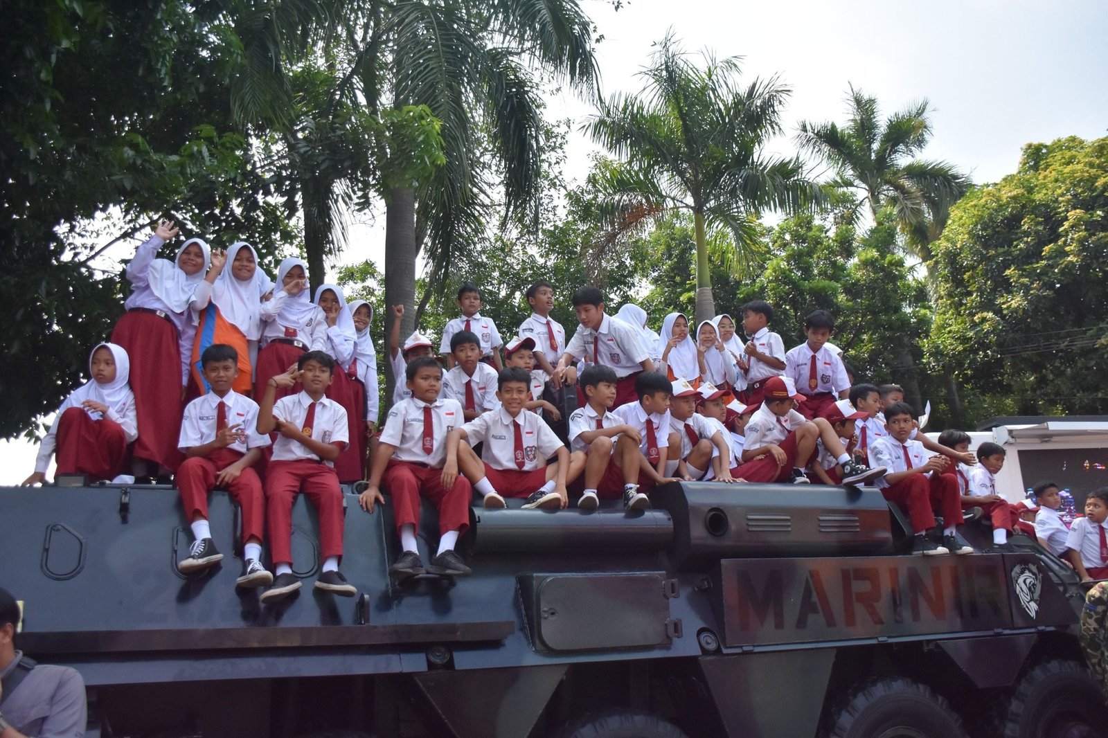USAI MAKAN BERGIZI GRATIS RIBUAN ANAK SEKOLAH ANTUSIAS NAIK TANK MARINIR