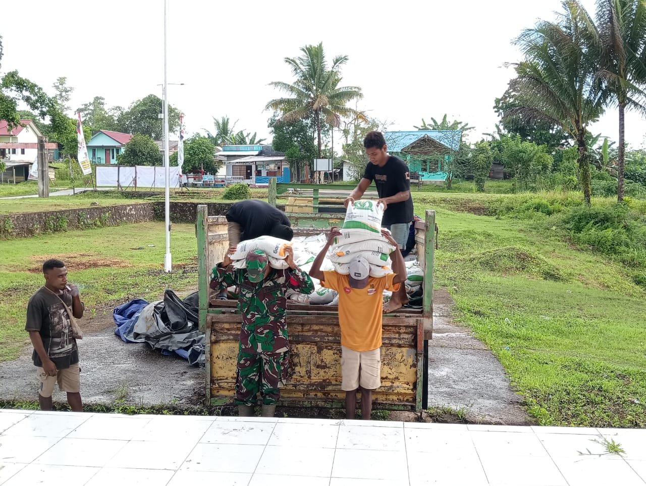 Bantuan Beras Raskin Tersalurkan Babinsa Klamono Semoga Meringankan Beban Masyarakat.