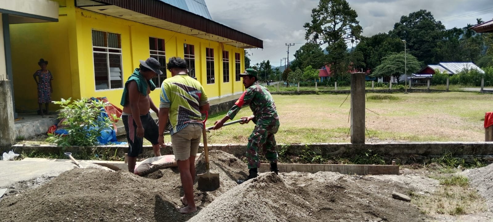 Babinsa Sidey Ajak Warganya Gotong Royong Dalam Pembuatan Jalan Lingkungan Kampung