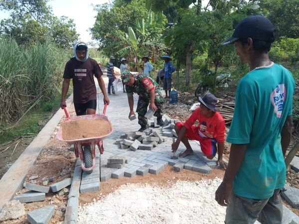 Babinsa Gondang Bantu Masyarakat Pasang Paving Jalan