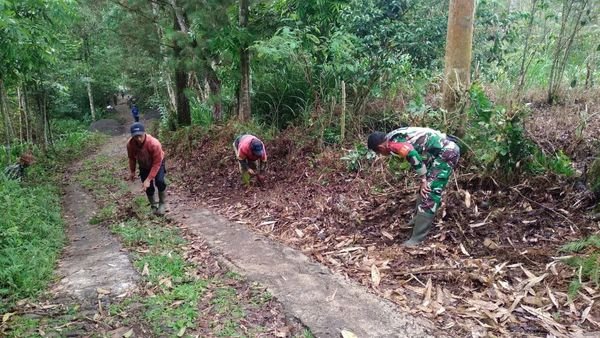 Babinsa Koramil-02/Sinjai Barat Kodim 1424/Sinjai Bersama Warga Karya Bakti Pembersihan Jalan
