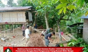 Babinsa Koramil-05/Sinjai Selatan Kodim 1424/Sinjai Bantu Pembuatan Rangka Besi Pengecoran Tiang Rumah Milik Warga