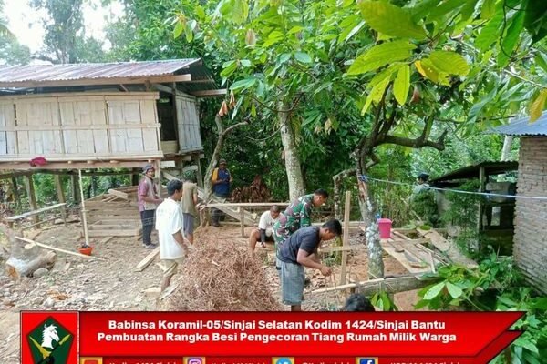 Babinsa Koramil-05/Sinjai Selatan Kodim 1424/Sinjai Bantu Pembuatan Rangka Besi Pengecoran Tiang Rumah Milik Warga