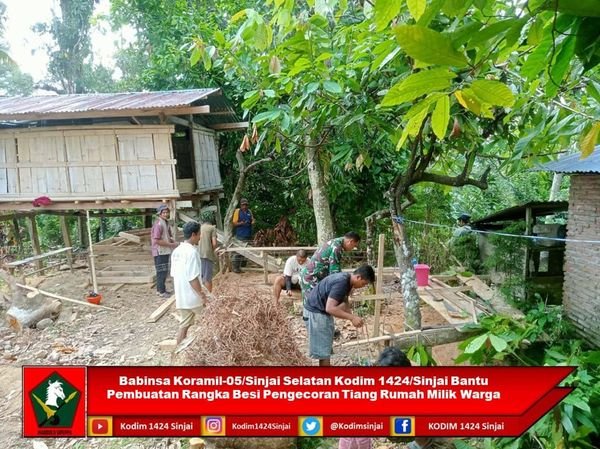 Babinsa Koramil-05/Sinjai Selatan Kodim 1424/Sinjai Bantu Pembuatan Rangka Besi Pengecoran Tiang Rumah Milik Warga