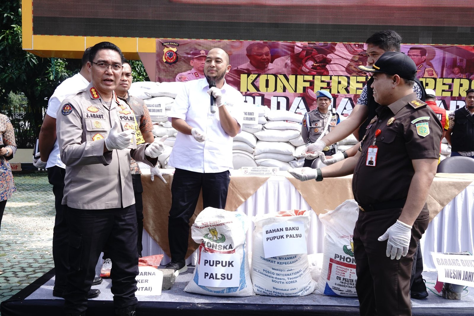 POLDA JABAR UNGKAP KASUS PEMALSUAN PUPUK DI CIPATAT BANDUNG BARAT