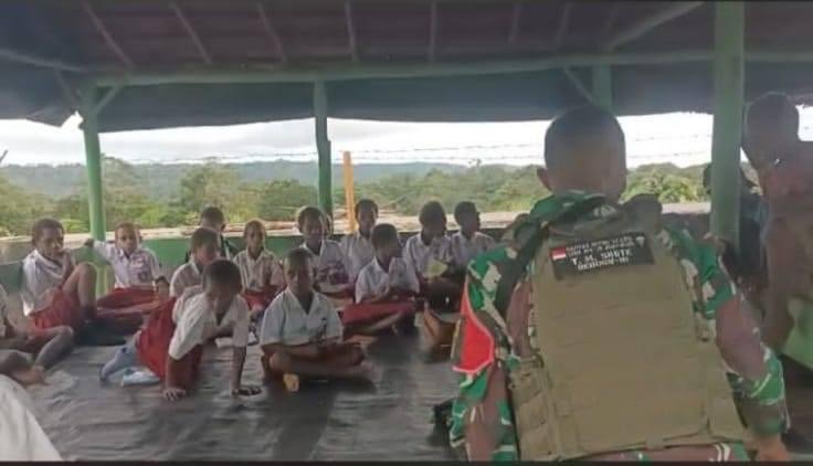 FOKUSKAN PENDIDIKAN, SATGAS YONIF 144/JY AJAK ANAK-ANAK BELAJAR DI POS