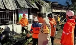 Personel Polsek Cikoneng Datangi TKP Bencana Pohon Tumbang di Dusun Ancol 1