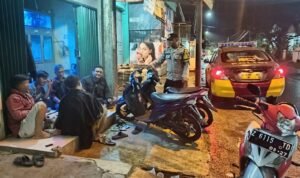 Berikan Rasa Aman Personel Polsek Kawali Polres Ciamis Patroli Dialogis di Malam Hari